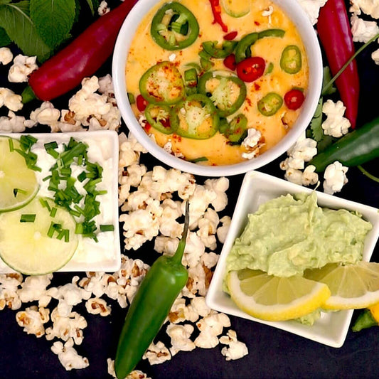 CHILI-CHEESE-POPCORN MIT GUACAMOLE & SALSA