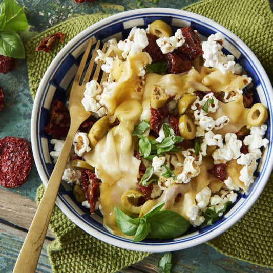 ÜBERBACKENES POPCORN MIT TOMATEN UND OLIVEN