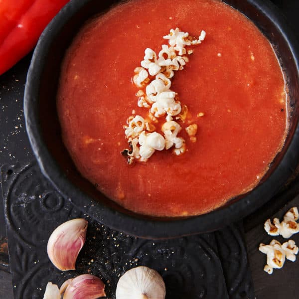 KALORIENARME TOMATENSUPPE MIT POPCORNGARNITUR